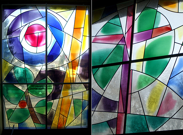 Glasfenster von Walter Loosli im Kirchlichen Zentrum Busswil BE